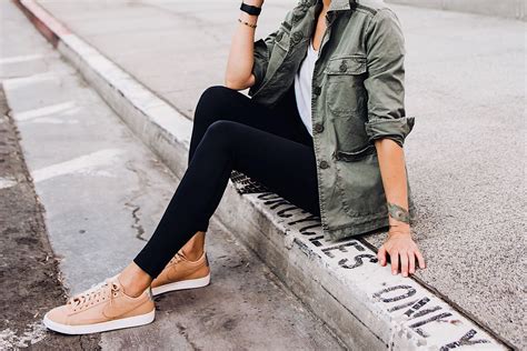 beige sneakers outfits.